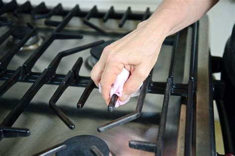 how to clean cast iron cooktop grates